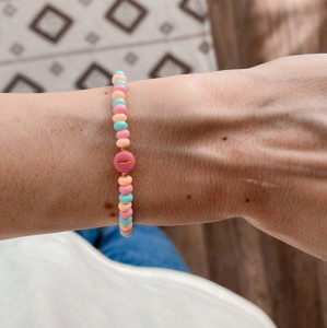 bransoletka z koralików z literką na gumce rainbow