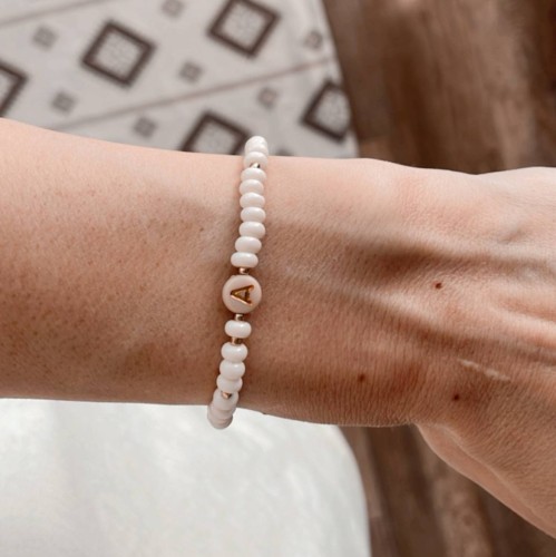 bransoletka z koralików z literką cream.jpg