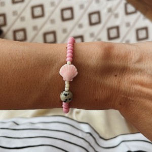 bransoletka z koralików z muszelką na gumce seashell pink