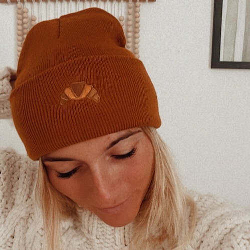damska czapka beanie brązowa karmelowa z haftem rogal rogalik croissant.jpg