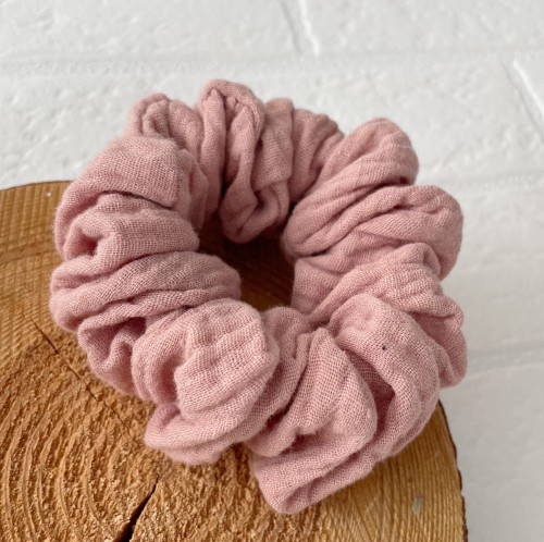 gumka frotka scrunchie muślin różowa.JPG