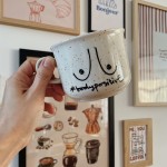 bodypositive ręcznie malowany kubek z piersiami 400 ml
