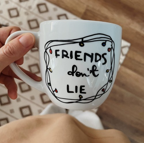 kubek stranger things friends dont lie.JPG