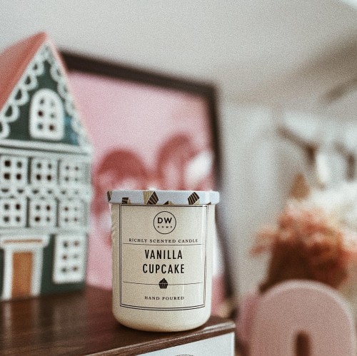 świeczka dw home vanilla cupcake 108 g.jpg