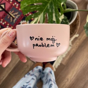 nie mój problem kubek ręcznie malowany różowy 430 ml My Mug Company