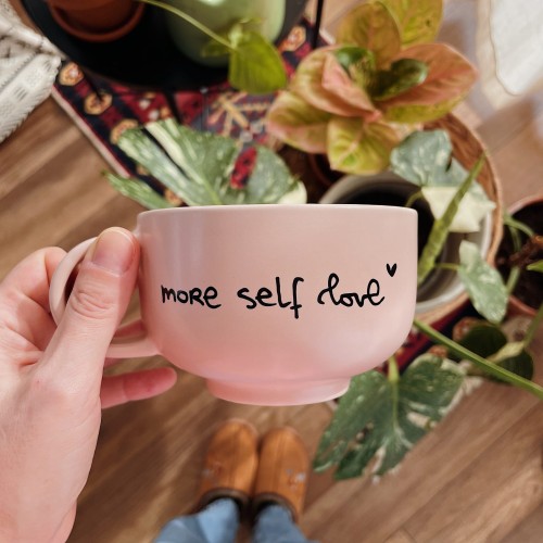 kubek różowy z napisem more self love dzień kobiet kamionkowy ręcznie malowany 430 ml.JPG