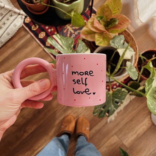 różowy kubek z napisem more self love serduszko kropki dzień kobiet porcelanowy ręcznie malowany  280 ml.JPG