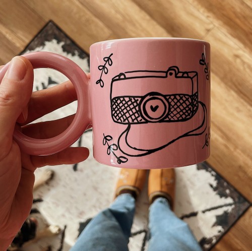różowy kubek z aparatem pani fotograf dla fotografa dzień kobiet porcelanowy ręcznie malowany  280 ml.JPG