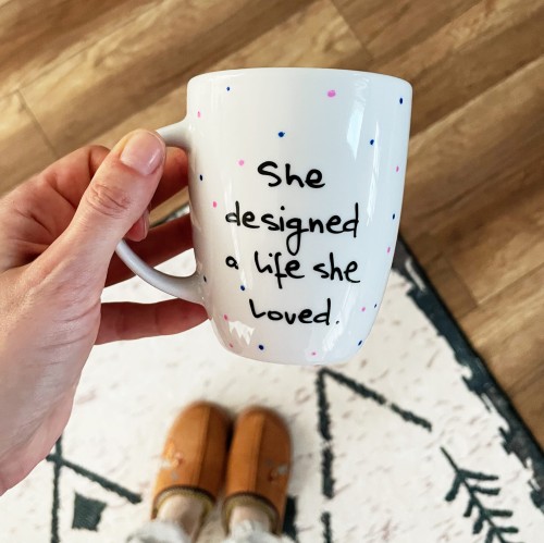kubek z napisem she designed a life she loved porcelanowy ręcznie malowany 300 ml.JPG