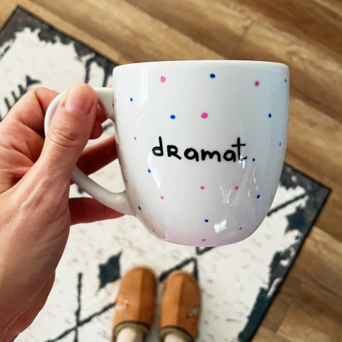kubek z napisem dramat porcelanowy ręcznie malowany 350 ml.JPG