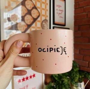 kubek z napisem ocipieję ręcznie malowany różowy 300 ml My Mug Company