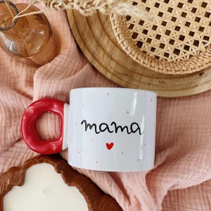 mama kubek czerwone ucho różowe kropki ręcznie malowany 280 ml My Mug Company