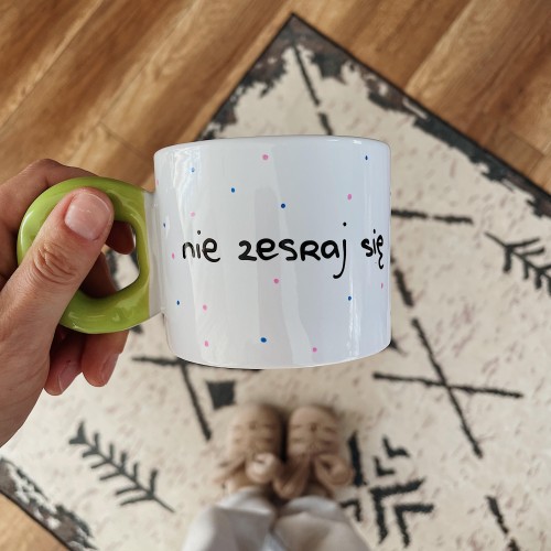 kubek z napisem nie zesraj się zielone ucho kolorowe kropki 280 ml.jpg