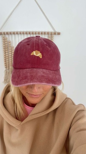 czapka z daszkiem croissant wiśniowa.jpg